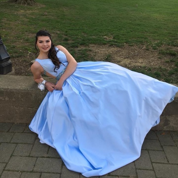 PROM DRESS 👗 - Picture 2 of 2